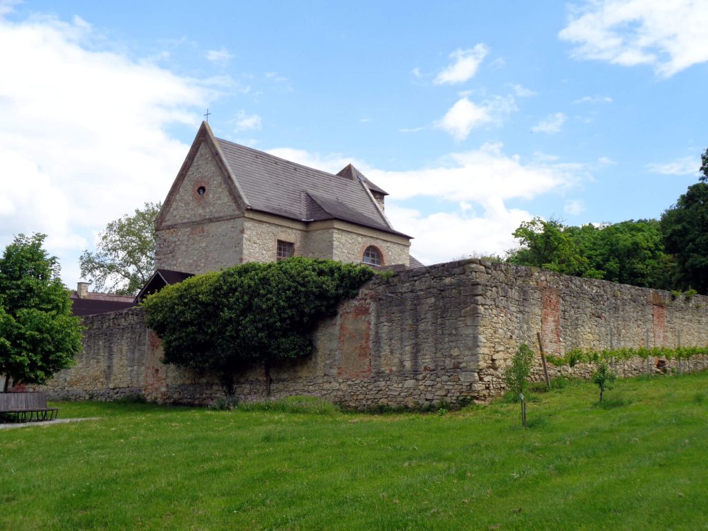 Mannersdorfer Wüste mit Hund Kloster